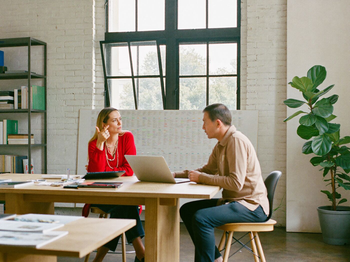 A strategy conversation across the table